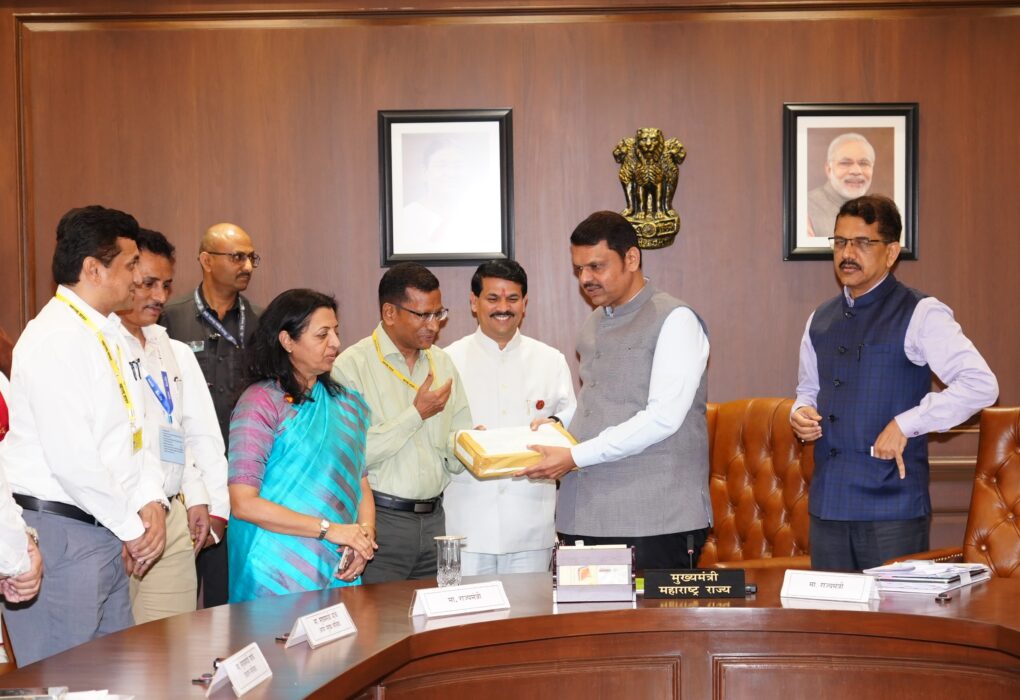 मुख्यमंत्री देवेंद्र फडणवीस यांचेकडे अहवाल सादर